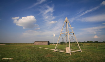 Reconstitution of the Wright Brothers hangar and catapult system for the Flyer takeoff